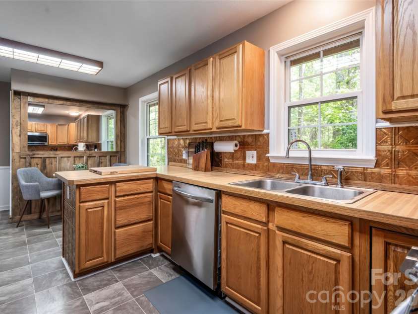 22 Otter Lane, Candler, NC 28715.  MLS# CAR4373918, YatesRealty ID 21315. 