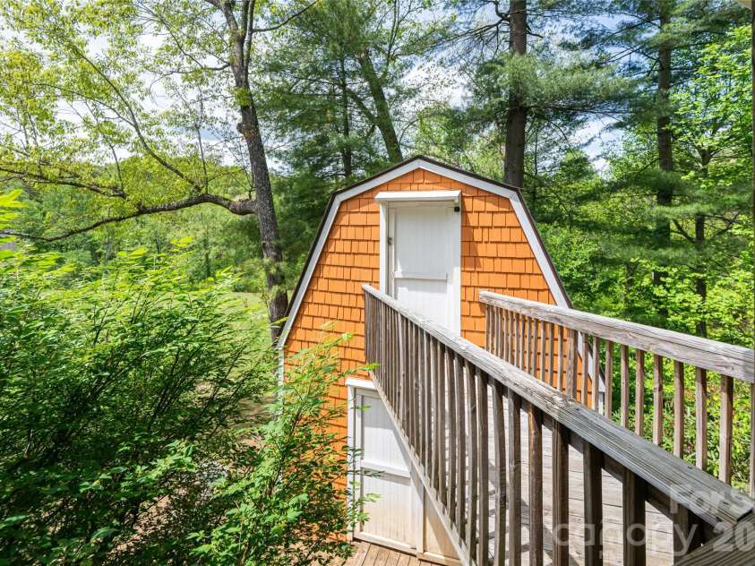 22 Otter Lane, Candler, NC 28715.  MLS# CAR4373918, YatesRealty ID 21315. 