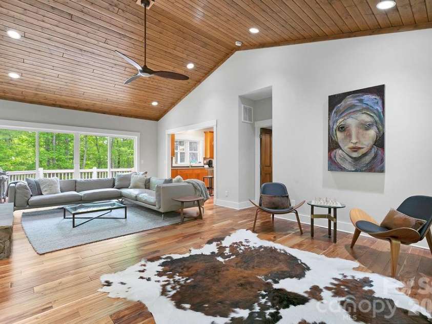 131 Bear Trace Road, Brevard, NC 28712.  MLS# CAR4374272, YatesRealty ID 21318. 