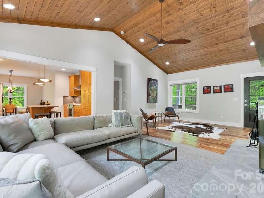 131 Bear Trace Road, Brevard, NC 28712.  MLS# CAR4374272, YatesRealty ID 21318. 