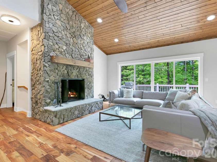 131 Bear Trace Road, Brevard, NC 28712.  MLS# CAR4374272, YatesRealty ID 21318. 