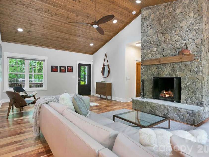 131 Bear Trace Road, Brevard, NC 28712.  MLS# CAR4374272, YatesRealty ID 21318. 