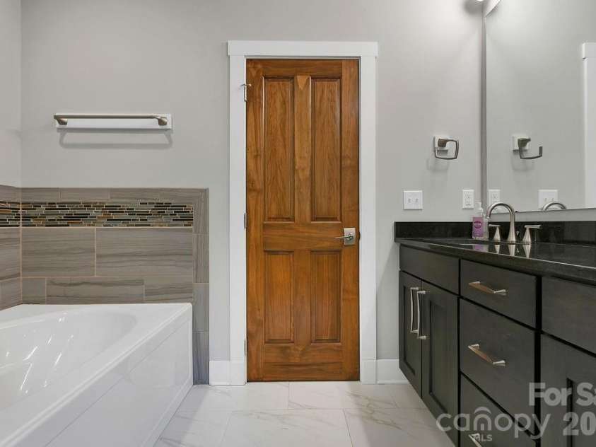 131 Bear Trace Road, Brevard, NC 28712.  MLS# CAR4374272, YatesRealty ID 21318. 