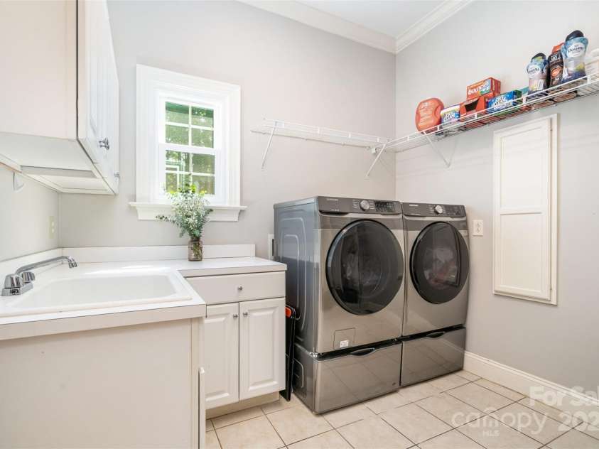 5537 Challis View Lane, Charlotte, NC 28226.  MLS# CAR4270403, YatesRealty ID 21318. 