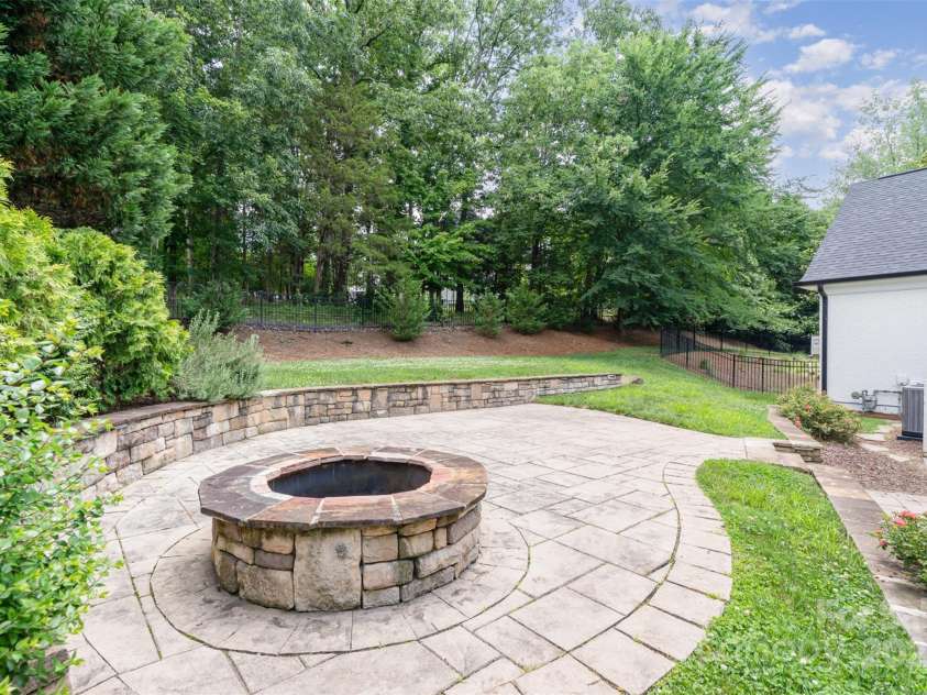 5537 Challis View Lane, Charlotte, NC 28226.  MLS# CAR4270403, YatesRealty ID 21318. 