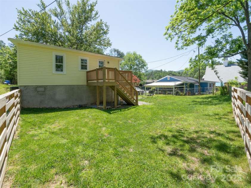 250 Oakdale Street, Brevard, NC 28712.  MLS# CAR4265183, YatesRealty ID 21319. 