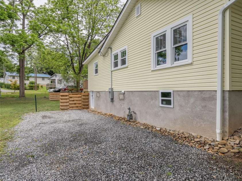 250 Oakdale Street, Brevard, NC 28712.  MLS# CAR4265183, YatesRealty ID 21319. 