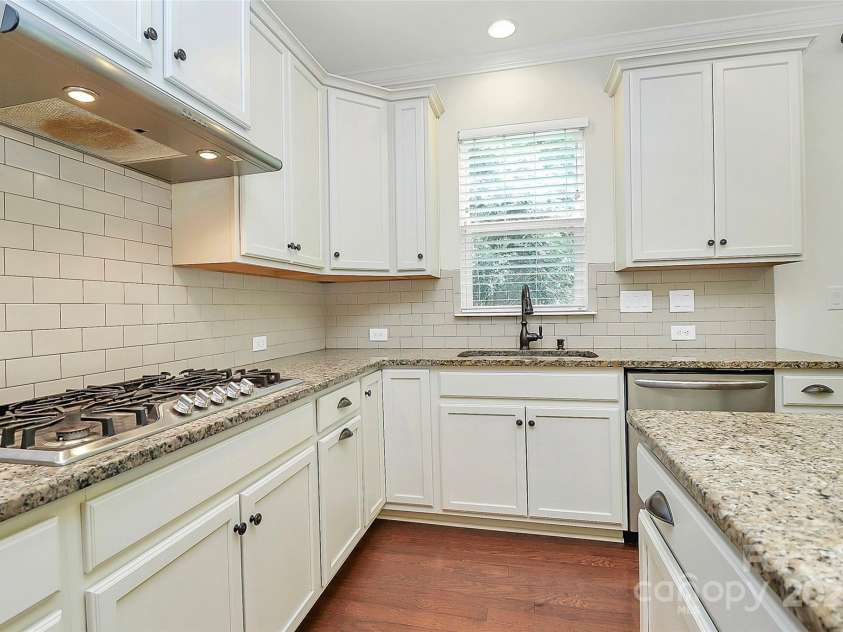 7011 Hyde Park Drive, Indian Trail, NC 28079.  MLS# CAR4268661, YatesRealty ID 21323. Open kitchen with 5 burner gas cooktop