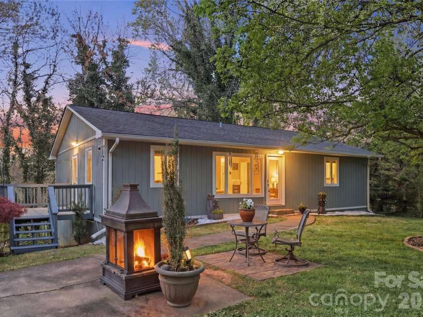 120 42nd Avenue Circle, Hickory, NC 28601.  MLS# CAR4364282, YatesRealty ID 21328. 