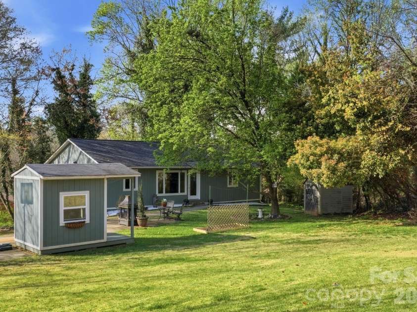 120 42nd Avenue Circle, Hickory, NC 28601.  MLS# CAR4364282, YatesRealty ID 21328. 