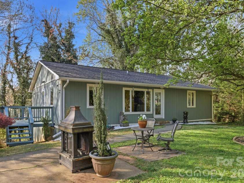 120 42nd Avenue Circle, Hickory, NC 28601.  MLS# CAR4364282, YatesRealty ID 21328. 
