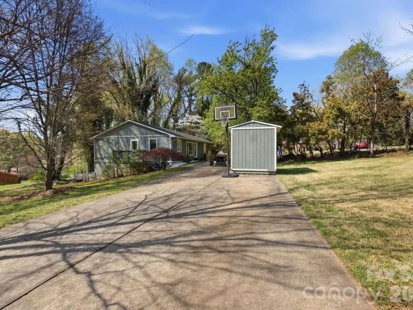 120 42nd Avenue Circle, Hickory, NC 28601.  MLS# CAR4364282, YatesRealty ID 21328. 