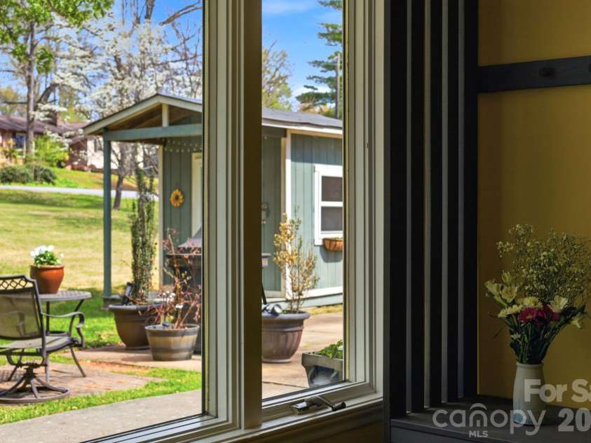 120 42nd Avenue Circle, Hickory, NC 28601.  MLS# CAR4364282, YatesRealty ID 21328. 