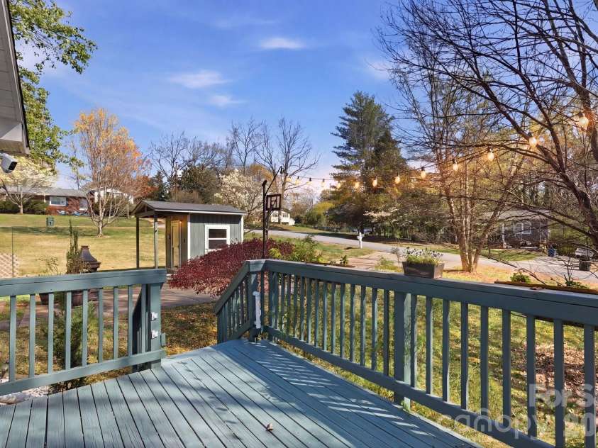 120 42nd Avenue Circle, Hickory, NC 28601.  MLS# CAR4364282, YatesRealty ID 21328. 