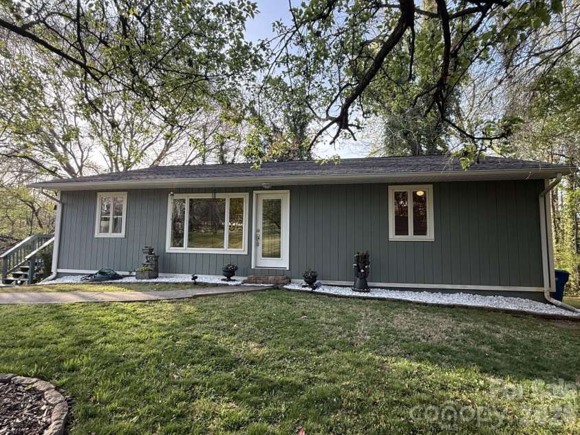 120 42nd Avenue Circle, Hickory, NC 28601.  MLS# CAR4364282, YatesRealty ID 21328. 