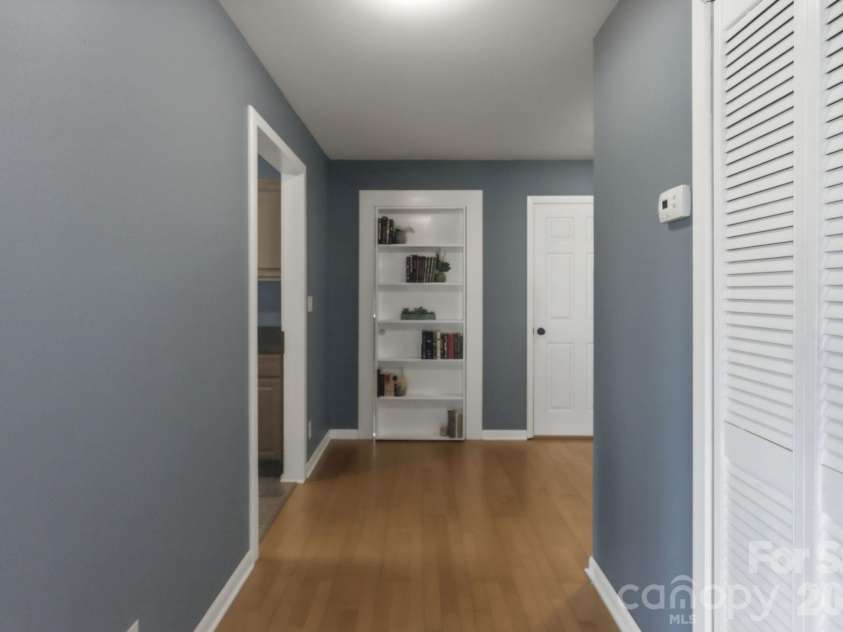 120 42nd Avenue Circle, Hickory, NC 28601.  MLS# CAR4364282, YatesRealty ID 21328. Entryway