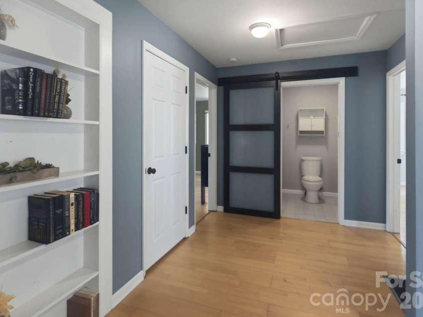 120 42nd Avenue Circle, Hickory, NC 28601.  MLS# CAR4364282, YatesRealty ID 21328. Foyer Area