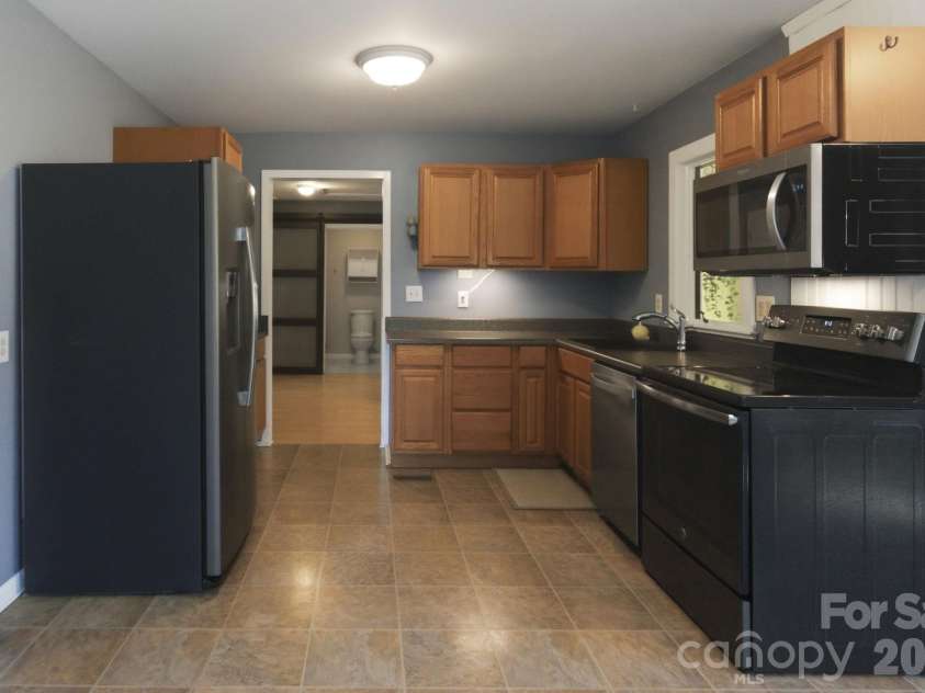 120 42nd Avenue Circle, Hickory, NC 28601.  MLS# CAR4364282, YatesRealty ID 21328. Kitchen