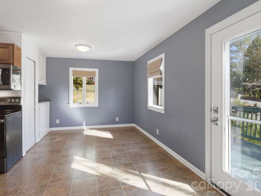 120 42nd Avenue Circle, Hickory, NC 28601.  MLS# CAR4364282, YatesRealty ID 21328. Kitchen/Dining Area