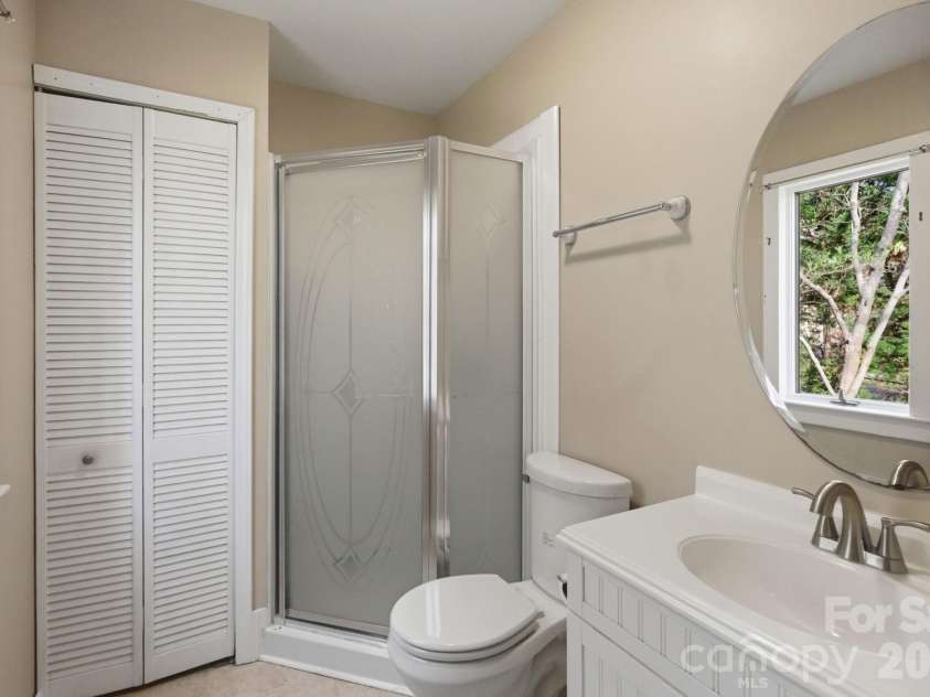 120 42nd Avenue Circle, Hickory, NC 28601.  MLS# CAR4364282, YatesRealty ID 21328. Primary Bathroom