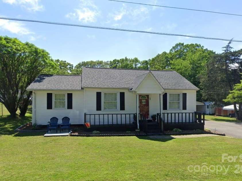 3210 28th Avenue Drive, Hickory, NC 28601.  MLS# CAR4273366, YatesRealty ID 21328. 3210 28th