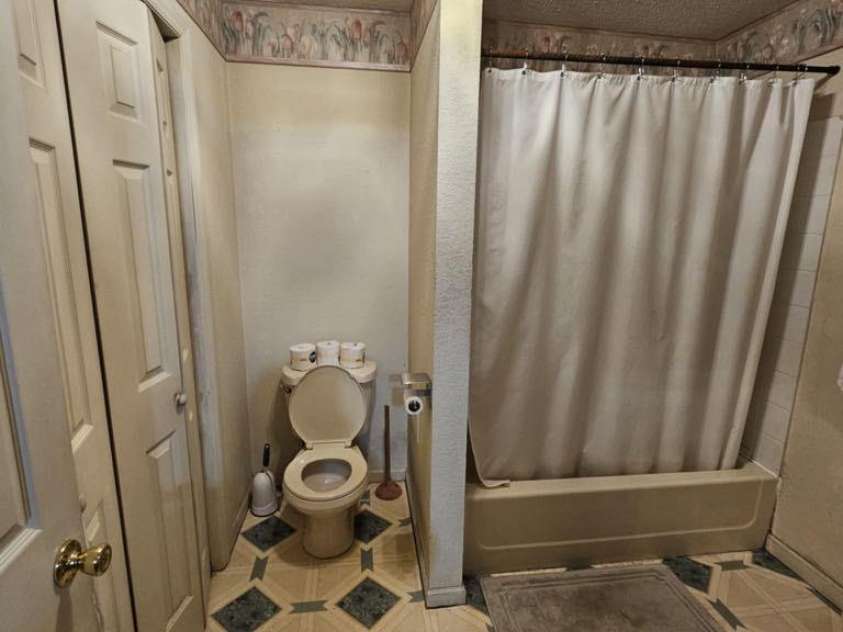 3210 28th Avenue Drive, Hickory, NC 28601.  MLS# CAR4273366, YatesRealty ID 21328. 3210 28th