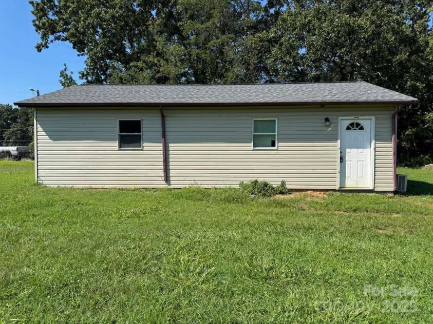 3210 28th Avenue Drive, Hickory, NC 28601.  MLS# CAR4273366, YatesRealty ID 21328. 3218 28th