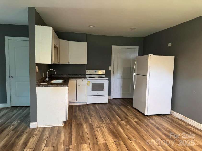 3210 28th Avenue Drive, Hickory, NC 28601.  MLS# CAR4273366, YatesRealty ID 21328. 3218 28th