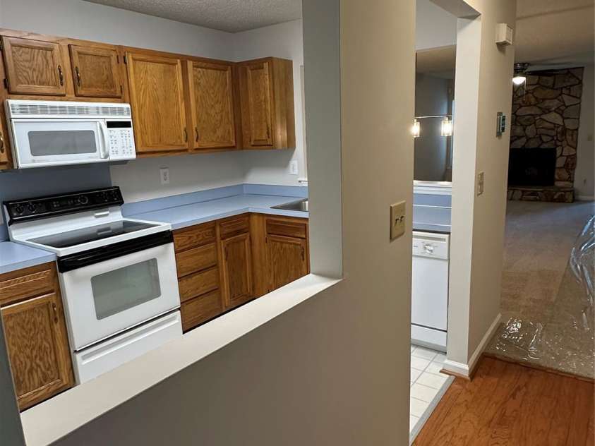 6311 Windsor Gate Lane, Charlotte, NC 28215.  MLS# CAR4378101, YatesRealty ID 21329. 