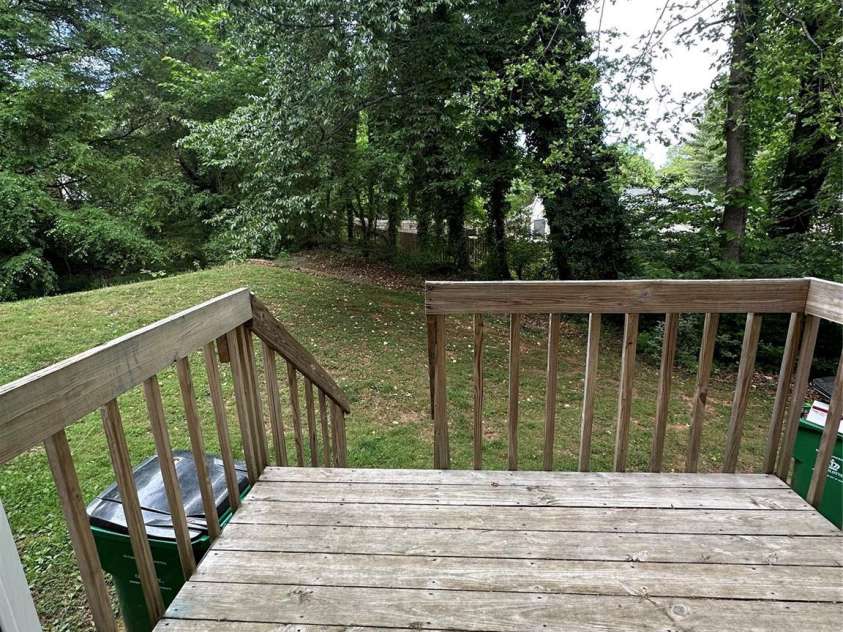 6311 Windsor Gate Lane, Charlotte, NC 28215.  MLS# CAR4378101, YatesRealty ID 21329. 