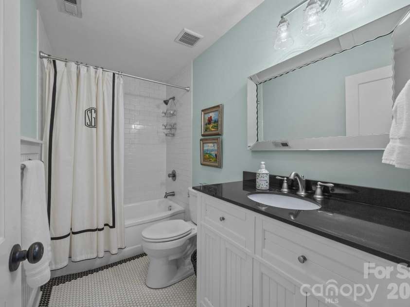 106 Turner Avenue, Charlotte, NC 28216.  MLS# CAR4380792, YatesRealty ID 21330. Hall Bath