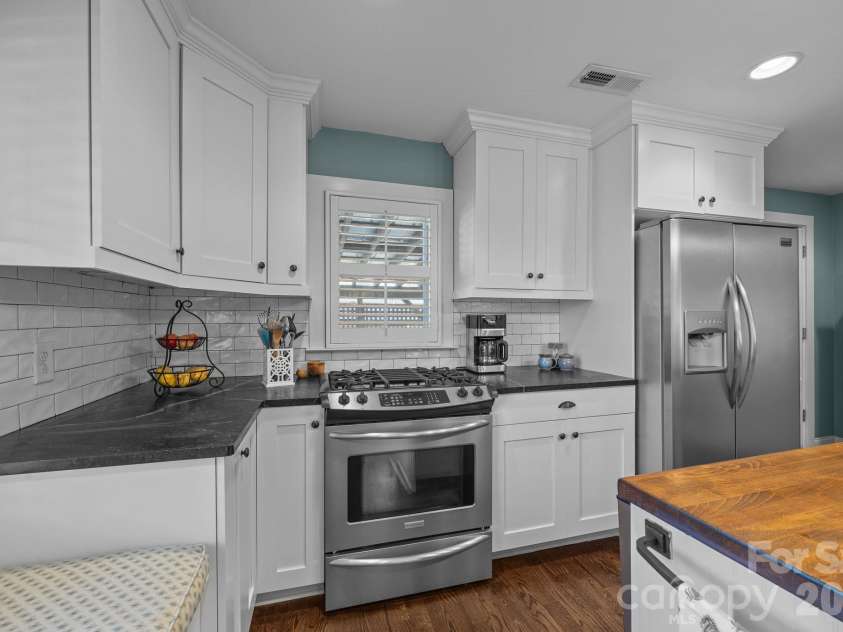106 Turner Avenue, Charlotte, NC 28216.  MLS# CAR4380792, YatesRealty ID 21330. Kitchen 4