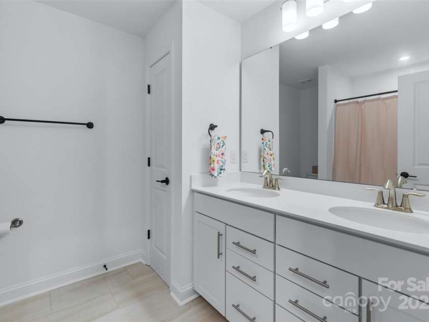 14116 Glaswick Drive, Charlotte, NC 28278.  MLS# CAR4271407, YatesRealty ID 21330. 