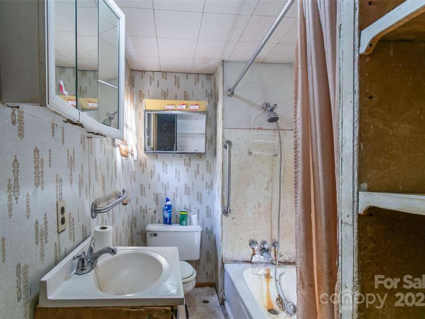 121 Sugar Cove Road, Weaverville, NC 28787.  MLS# CAR4271474, YatesRealty ID 21332. 