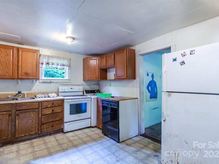 121 Sugar Cove Road, Weaverville, NC 28787.  MLS# CAR4271474, YatesRealty ID 21332. 