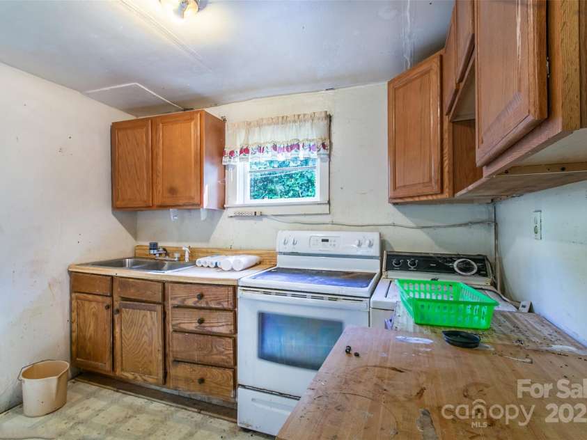 121 Sugar Cove Road, Weaverville, NC 28787.  MLS# CAR4271474, YatesRealty ID 21332. 