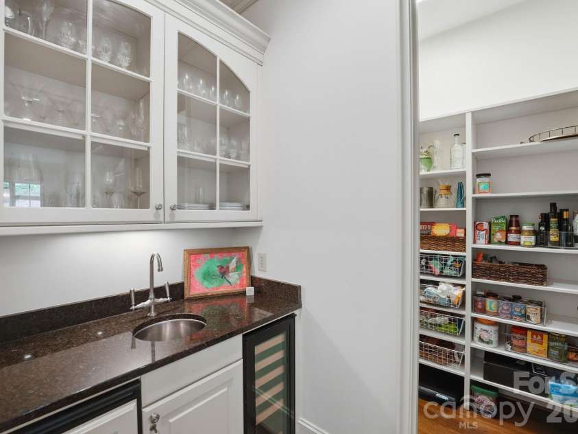 2012 Harris Road, Charlotte, NC 28211.  MLS# CAR4377755, YatesRealty ID 21333. 