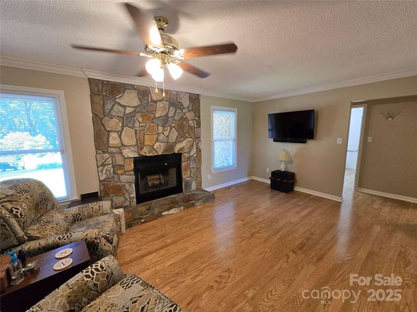 5238 Bethel Church Road, Hickory, NC 28602.  MLS# CAR4272218, YatesRealty ID 21333. Large Living room