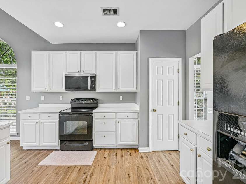 5755 Cambridge Bay Drive, Charlotte, NC 28269.  MLS# CAR4378260, YatesRealty ID 21334. 
