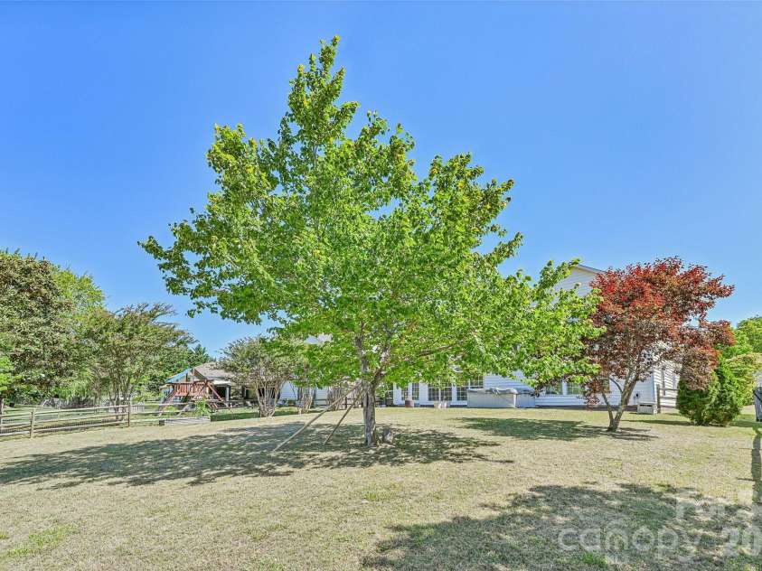 5755 Cambridge Bay Drive, Charlotte, NC 28269.  MLS# CAR4378260, YatesRealty ID 21334. 