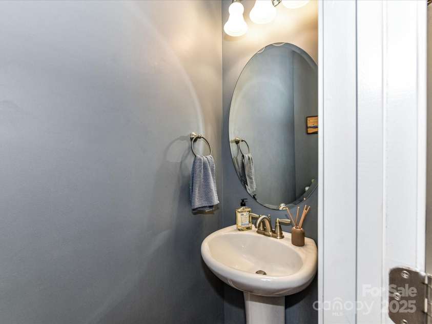 2240 Kensington Station Parkway, Charlotte, NC 28210.  MLS# CAR4240650, YatesRealty ID 21336. 