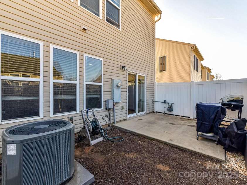 2240 Kensington Station Parkway, Charlotte, NC 28210.  MLS# CAR4240650, YatesRealty ID 21336. 