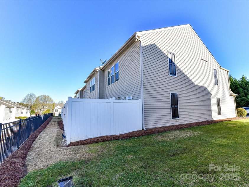 2240 Kensington Station Parkway, Charlotte, NC 28210.  MLS# CAR4240650, YatesRealty ID 21336. 