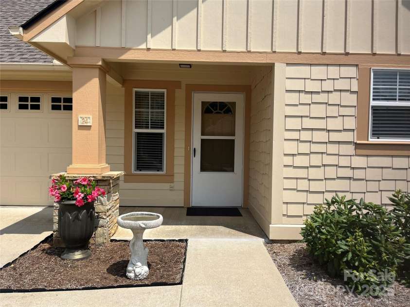 24 Gray Wolf Lane, Hendersonville, NC 28792.  MLS# CAR4208777, YatesRealty ID 2134. 