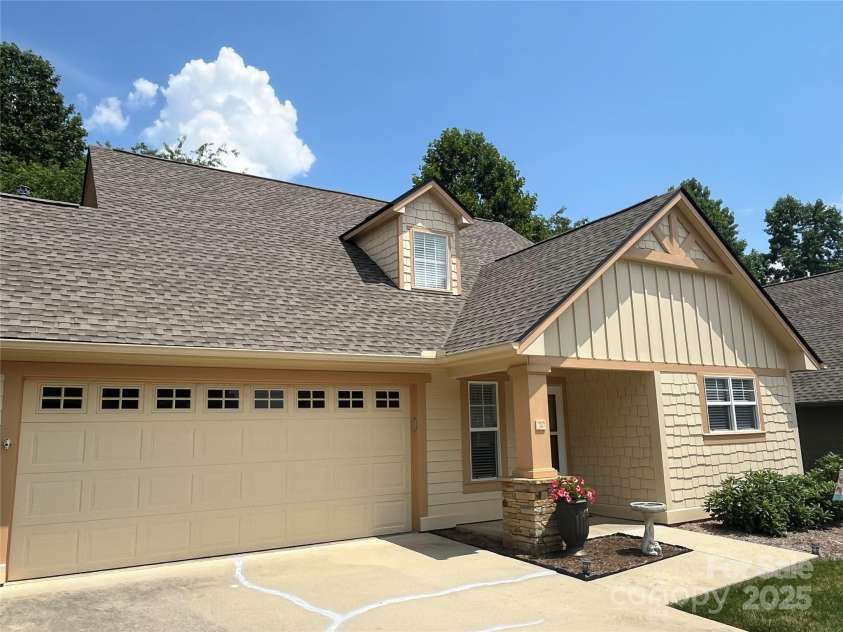 24 Gray Wolf Lane, Hendersonville, NC 28792.  MLS# CAR4208777, YatesRealty ID 2134. 