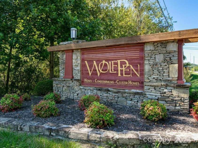 24 Gray Wolf Lane, Hendersonville, NC 28792.  MLS# CAR4208777, YatesRealty ID 2134. 