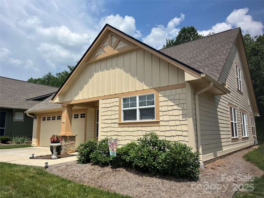 24 Gray Wolf Lane, Hendersonville, NC 28792.  MLS# CAR4208777, YatesRealty ID 2134. 