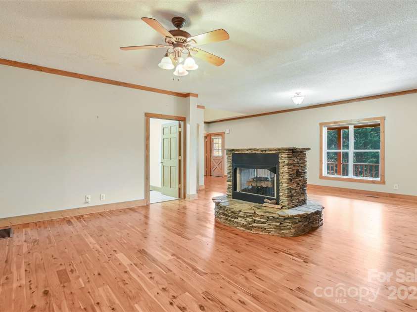 80 Oak Meadow Lane, Hendersonville, NC 28792.  MLS# CAR4309562, YatesRealty ID 2134. 
