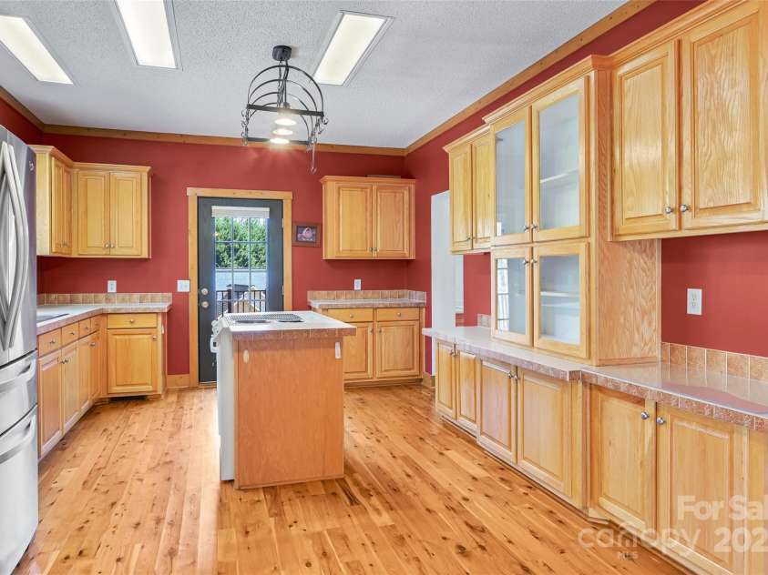 80 Oak Meadow Lane, Hendersonville, NC 28792.  MLS# CAR4309562, YatesRealty ID 2134. 