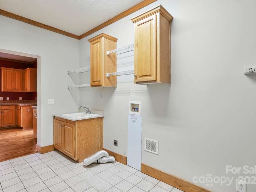 80 Oak Meadow Lane, Hendersonville, NC 28792.  MLS# CAR4309562, YatesRealty ID 2134. 